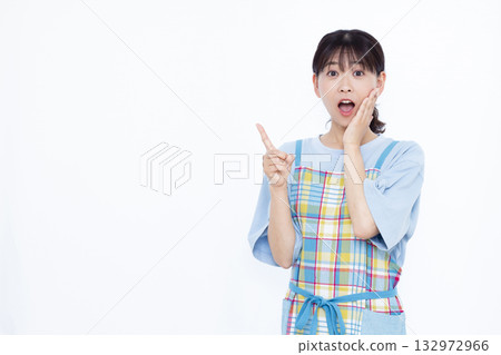 一位家庭主婦驚訝地指著自己的食指。 132972966