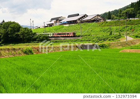 從路邊站「遠之風之丘」附近的稻田裡看到的釜石線 從路邊站「遠之風之丘」附近的稻田裡看到的釜石線 132973394