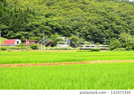 從路邊站「遠之風之丘」附近的稻田裡看到的釜石線 從路邊站「遠之風之丘」附近的稻田裡看到的釜石線 132973395