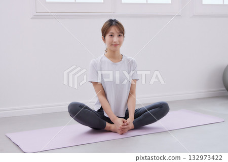 Young woman receiving training from a personal trainer 132973422