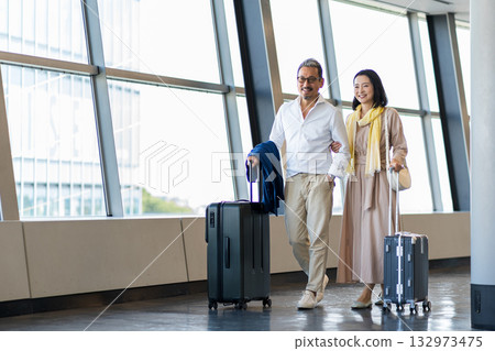 Middle-aged and senior men and women traveling. 132973475