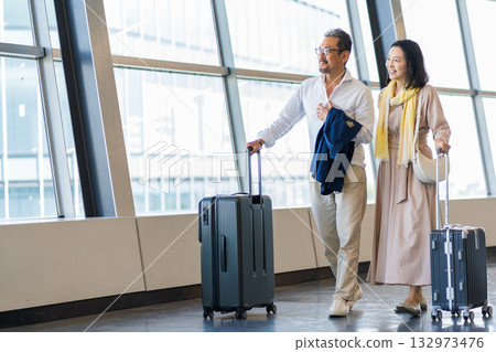 Middle-aged and senior men and women traveling. 132973476