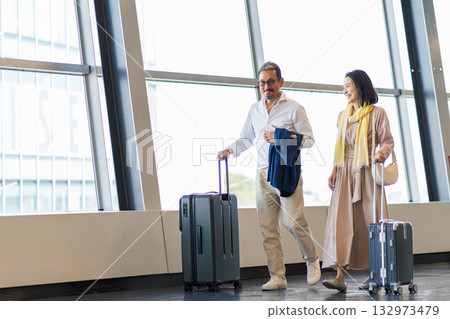 Middle-aged and senior men and women traveling. 132973479