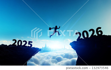 一名男子跳入2026年商業新年圖片，該圖片用於2026年令和8年新年賀卡素材。 132973546