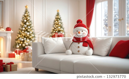 一個戴著圍巾和針織帽的雪人正悠閒地躺在客廳的沙發上。房間已經裝飾一新,充滿了聖誕氣息。 一個戴著圍巾和針織帽的雪人正悠閒地躺在客廳的沙發上。房間已經裝飾一新,充滿了聖誕氣息。 132973770
