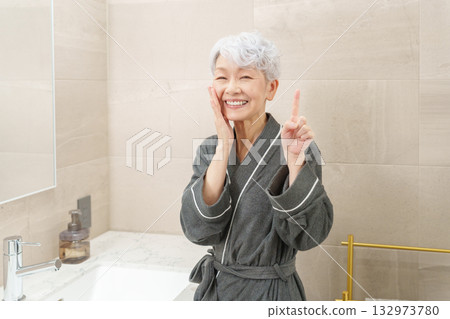 Senior woman in the bathroom (beauty and skin care) 132973780