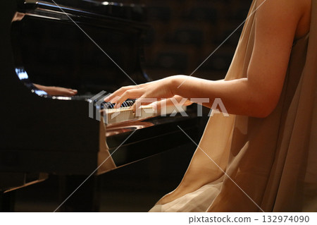 一個女人彈鋼琴 一個女人彈鋼琴 132974090