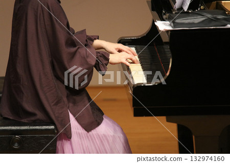 一個女人彈鋼琴 一個女人彈鋼琴 132974160