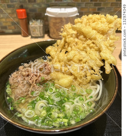 Delicious tempura udon 132974349