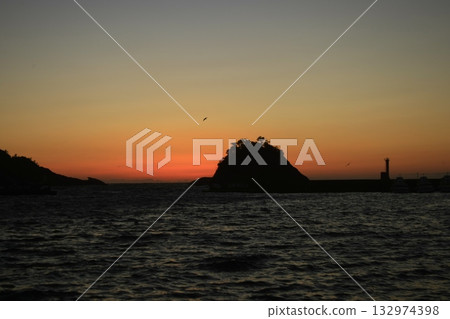 夕陽染紅的漁港 夕陽染紅的漁港 132974398