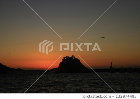 Fishing port dyed in the setting sun Fishing port dyed in the setting sun 132974493