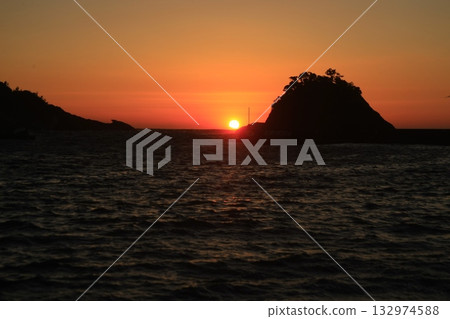 Fishing port dyed in the setting sun Fishing port dyed in the setting sun 132974588