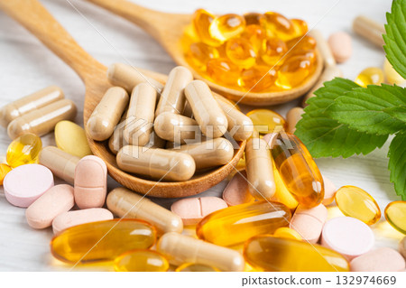 Fish oil vitamin with EPA and DHA,Alternative medicine herbal organic capsule with vitamin E omega 3. Fish oil vitamin with EPA and DHA,Alternative medicine herbal organic capsule with vitamin E omega 3. 132974669