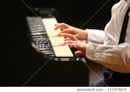 彈鋼琴的男孩 彈鋼琴的男孩 132974675