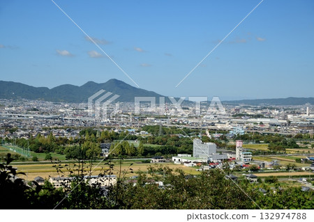 A distant view of Mount Nijo from the slopes of Mount Unebi [Kashihara City, Nara Prefecture] 132974788