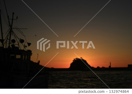 Fishing port dyed in the setting sun Fishing port dyed in the setting sun 132974864