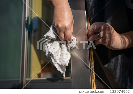 家庭主婦窗戶清潔 132974992