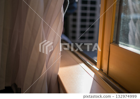 一位家庭主婦正在清潔窗框滑軌 一位家庭主婦正在清潔窗框滑軌 132974999