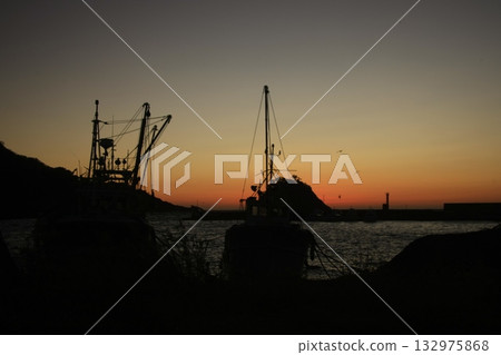 夕陽染紅的漁港 夕陽染紅的漁港 132975868