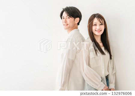 Young Asian couple standing back to back (marriage, dating, partner, DINKS, lover, romance) Young Asian couple standing back to back (marriage, dating, partner, DINKS, lover, romance) 132976006