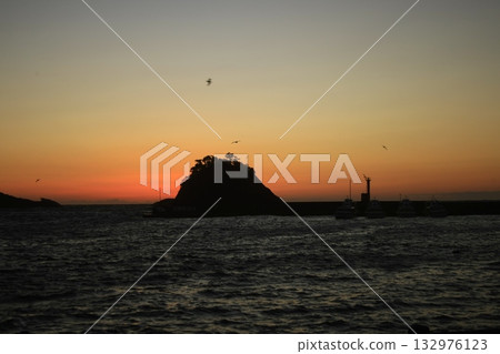 Fishing port dyed in the setting sun Fishing port dyed in the setting sun 132976123
