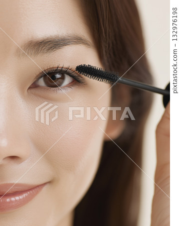 日本女性塗睫毛膏的特寫鏡頭 132976198