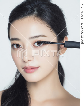 日本女性塗睫毛膏的廣告圖片 日本女性塗睫毛膏的廣告圖片 132976212