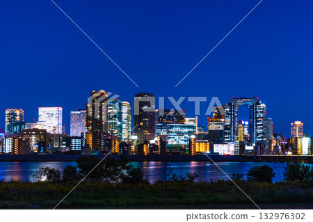 大阪梅田和淀川的摩天大樓夜景 132976302
