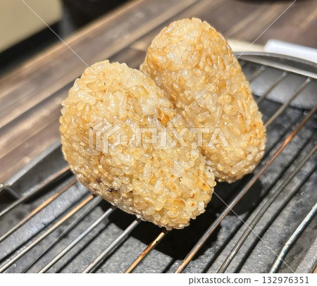 燒烤爐上烤飯糰 燒烤爐上烤飯糰 132976351