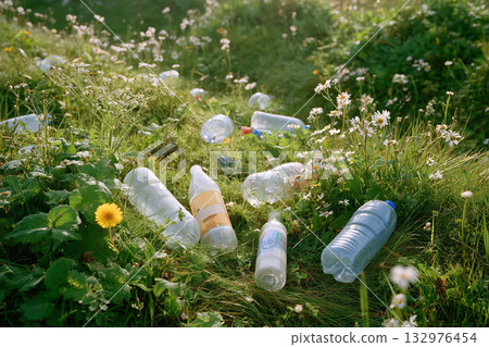 旨在提高環保意識的視覺宣傳圖,傳達亂丟垃圾的影響 旨在提高環保意識的視覺宣傳圖,傳達亂丟垃圾的影響 132976454