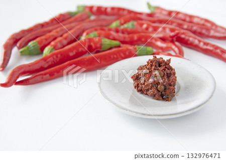 Red chili pepper and fresh shichimi 132976471
