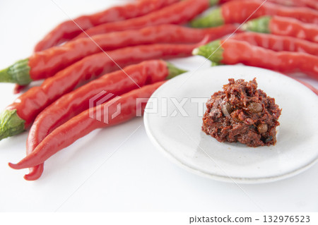 紅辣椒和新鮮七味粉 紅辣椒和新鮮七味粉 132976523