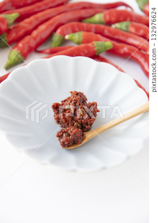 紅辣椒和新鮮七味粉 紅辣椒和新鮮七味粉 132976624