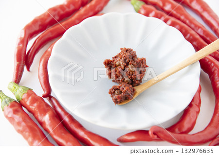 紅辣椒和新鮮七味粉 紅辣椒和新鮮七味粉 132976635