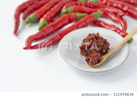 紅辣椒和新鮮七味粉 紅辣椒和新鮮七味粉 132976636