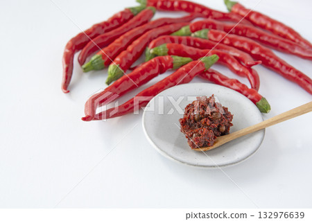 紅辣椒和新鮮七味粉 紅辣椒和新鮮七味粉 132976639