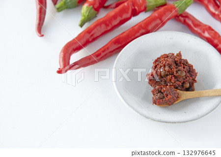 紅辣椒和新鮮七味粉 紅辣椒和新鮮七味粉 132976645