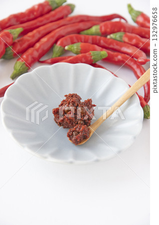 紅辣椒和新鮮七味粉 紅辣椒和新鮮七味粉 132976658