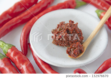 紅辣椒和新鮮七味粉 紅辣椒和新鮮七味粉 132976670