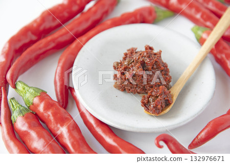 紅辣椒和新鮮七味粉 132976671