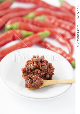 紅辣椒和新鮮七味粉 紅辣椒和新鮮七味粉 132976679