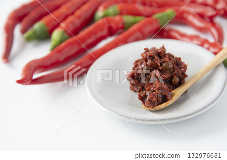 紅辣椒和新鮮七味粉 132976681