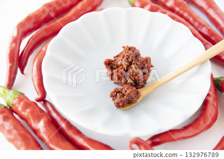 紅辣椒和新鮮七味粉 紅辣椒和新鮮七味粉 132976789