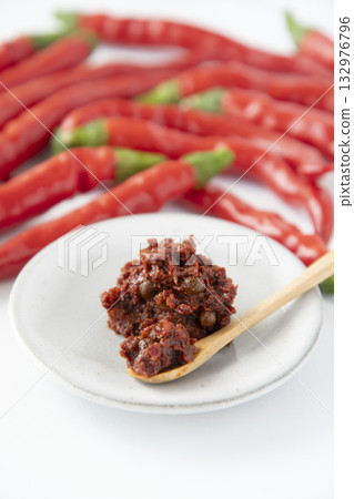 紅辣椒和新鮮七味粉 紅辣椒和新鮮七味粉 132976796