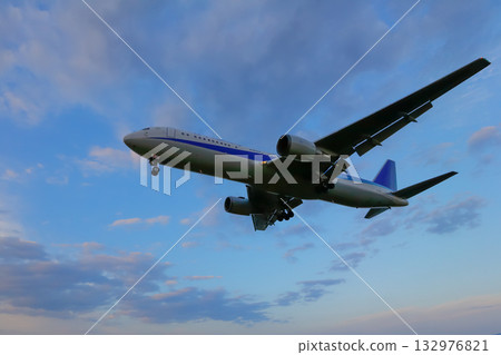 夕陽下的雲 | 降落的飛機 | 剪影 132976821