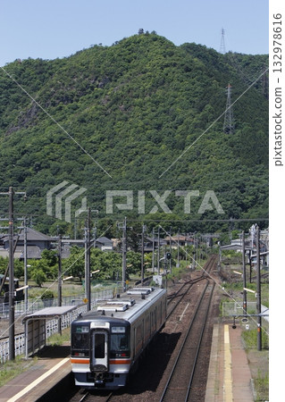 翻新前的 Kiha 75 號公車停靠在坂保木站 翻新前的 Kiha 75 號公車停靠在坂保木站 132978616