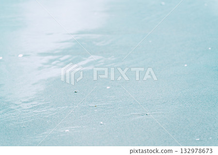 隨著海水退去，沙灘逐漸消失。 132978673