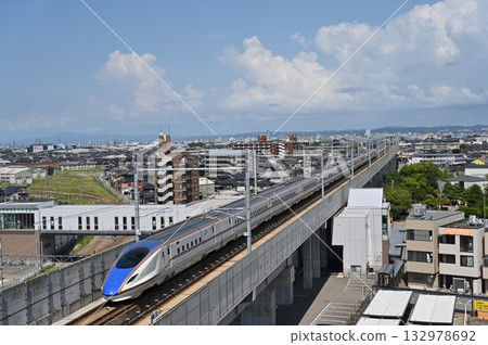 從馬托站停車場看到的北越新幹線W7系列列車 132978692