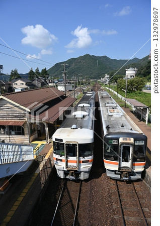 Kiha 25 and Toki Kiha 75 stopping at Sakahogi Station before renovation 132978697