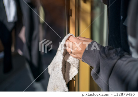 家庭主婦窗戶清潔 132979480